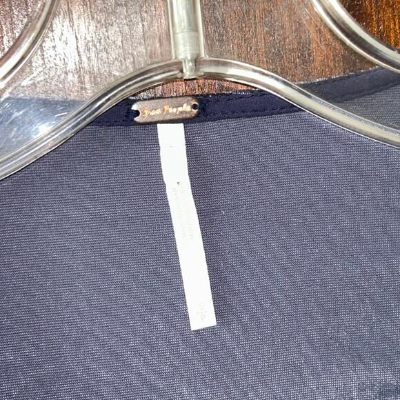 New FREE PEOPLE Adelle Velvet tunic indigo Short Sleeve V Neck Top Size small - Picture 3 of 10